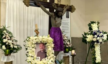 An image of the congregation at a memorial service for Sánchez