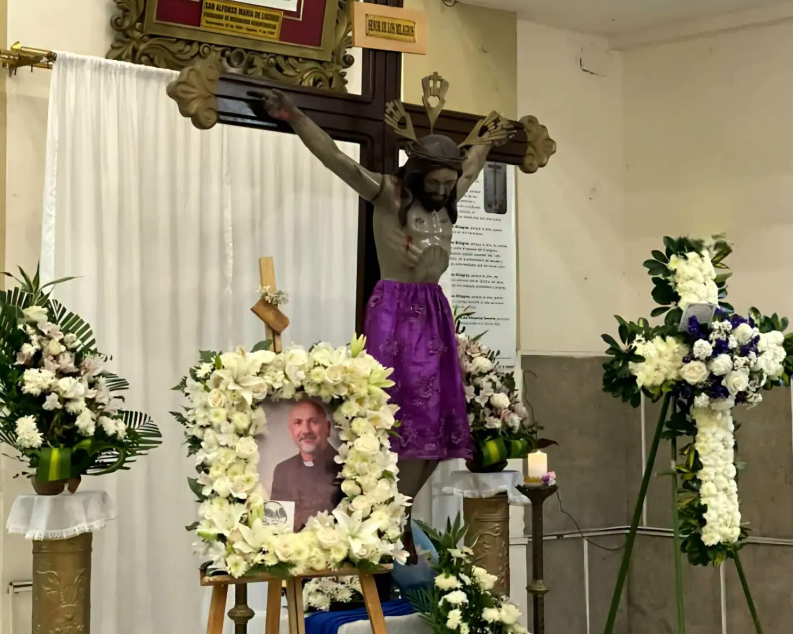 <i>Arquidiócesis de Guayaquil/Facebook via CNN Newsource</i><br/>An image of the congregation at a memorial service for Sánchez